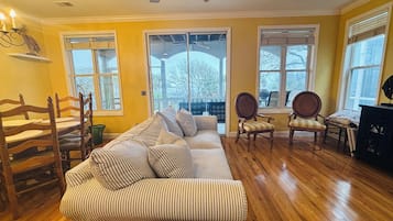 Una Smart TV, un reproductor de DVD, libros, una pantalla de ordenador