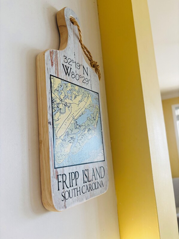 Ein hölzernes Schild mit einer Karte und Koordinaten, beschriftet mit 'Fripp Island, South Carolina'.