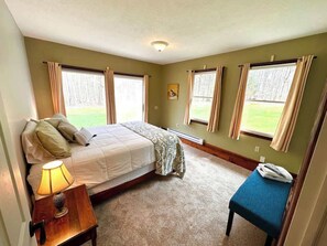 4 bedrooms, desk, iron/ironing board, travel cot - The Main House at Rustic River (Austinburg)