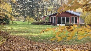 Een huis met een rode gevel en een groot voorterras.