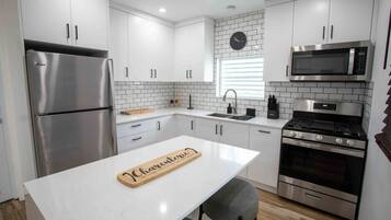 Frigorífico, microondas, placa de cocina y cafetera o tetera