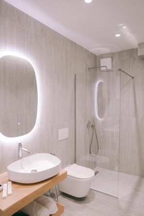 Sèche-cheveux, bidet, serviettes fournies, papier toilette