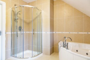 Shower, hair dryer, towels, soap - No 10 The Cloisters! Beautiful Home for 8 in Waterville! (Waterville)