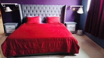 4 habitaciones, escritorio y tabla de planchar con plancha