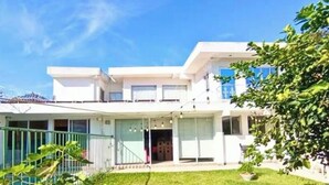 A modern two-story house with a flat roof, large windows, and a well-maintained lawn. - Spacious 4 bedroom&Pool and 2 jacuzzis, WiFi, AC In Amazing area in San Salvador (San Salvador)