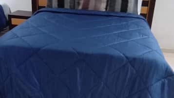 4 dormitorios, escritorio, tabla de planchar con plancha y cuna de viaje