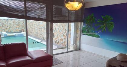 Spacious 4 bedroom&Pool and 2 jacuzzis, WiFi, AC In Amazing area in San Salvador