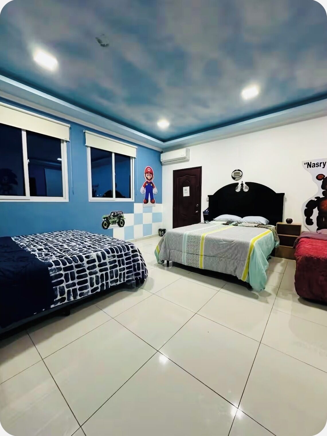 4 habitaciones, escritorio y tabla de planchar con plancha 