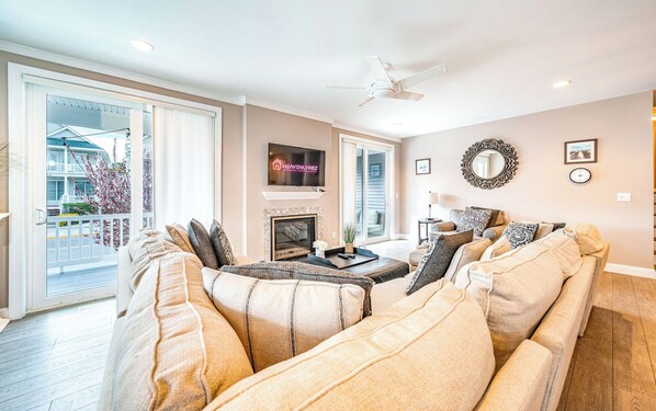 TV connectée, cheminée, livres