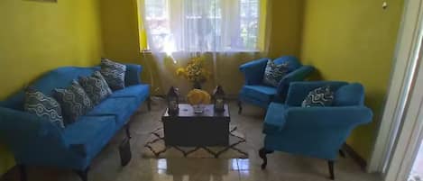 Dormitorio compartido, 1 habitación, para fumadores, vista al jardín | Sala de estar