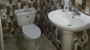 Shared Dormitory, 1 Bedroom, Smoking, Garden View | Bathroom - Room-comfy Kingston Getaway - Private Ro (Kingston)