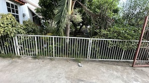 Shared Dormitory, 1 Bedroom, Smoking, Garden View | Garden - Room-comfy Kingston Getaway - Private Ro (Kingston)