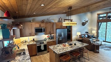 Refrigerador, microondas, horno y parrilla de estufa