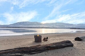 4 bedrooms - 201 - Toes in the Sand Cottage (Osoyoos)