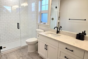 Room - Grey Osprey Cottage 66 (Osoyoos)