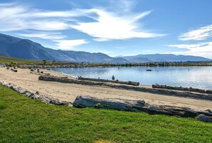 Room - Grey Osprey Cottage 66 (Osoyoos)