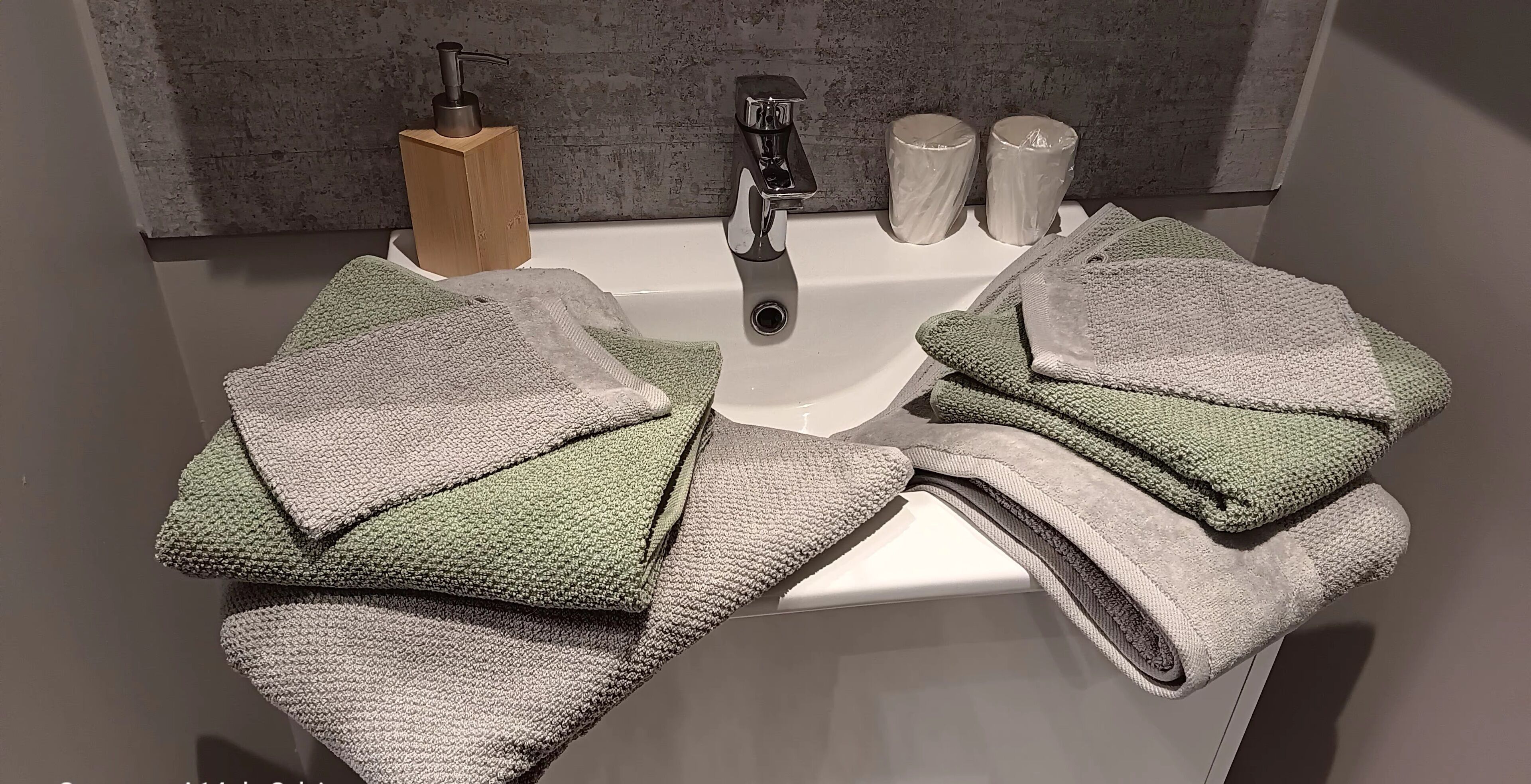 Douche, sèche-cheveux, serviettes fournies, savon