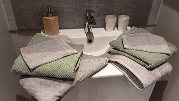 Douche, sèche-cheveux, serviettes fournies, savon