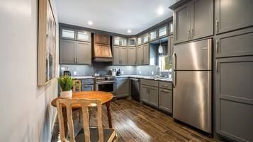 House | 5 bedrooms, desk, Internet