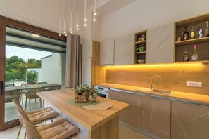 Een koelkast, een microgolfoven, een oven, een kookplaat