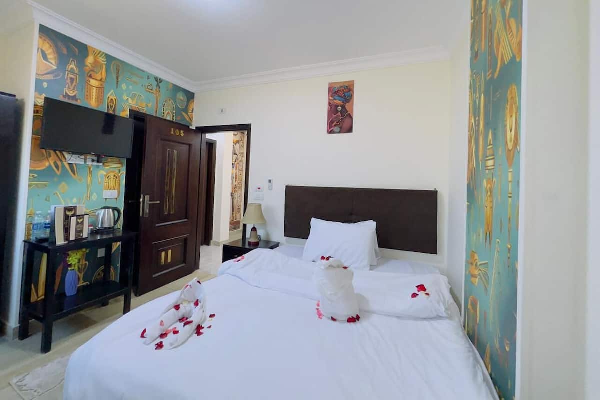 Standard Room, 1 Queen Bed | Minibar, in-room safe, free WiFi, bed sheets