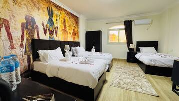 Chambre Triple, vue ville | Couette en duvet d'oie, matelas mémoire de forme, minibar