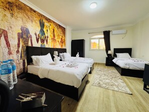 Habitación triple, vistas a la ciudad | Edredones de plumas, colchones viscoelásticos, minibar y caja fuerte