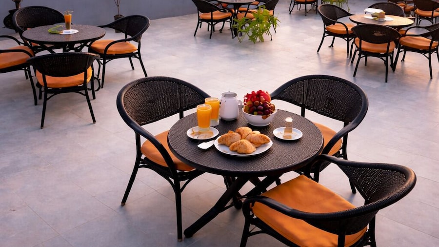 Phoenix Pyramids View Inn