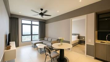 Deluxe Apartment, 1 Bedroom, Bathtub, City View | Living room