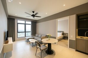Apartamento Deluxe, 1 habitación, bañera, vistas a la ciudad | Sala de estar
