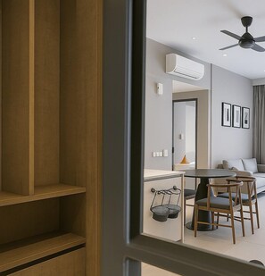 Deluxe Apartment, 2 Bedrooms, Bathtub, City View | In-room dining