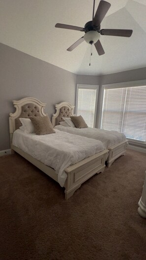 4 habitaciones, tabla de planchar con plancha, cuna de viaje y wifi 