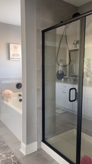 Regadera, secadora de cabello, toallas, jabón 