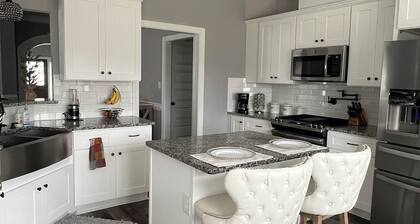 Masters rental Luxury Charming 4-bedroom farmhouse with WiFi, AC Grovetown