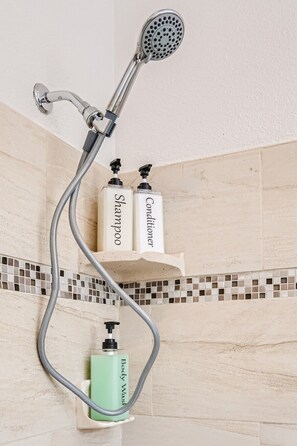 Dusj, hårføner, håndklær og såpe