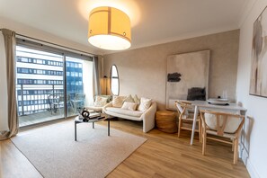 Living area - 2 Bed Birmingham City Centre Apartment Parking HS2 Arena Symphony Hall NEC BHX (Birmingham)