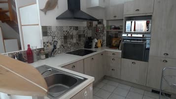 Een koelkast, een microgolfoven, een oven, een kookplaat