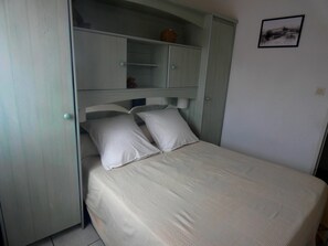 2 bedrooms, iron/ironing board, free WiFi