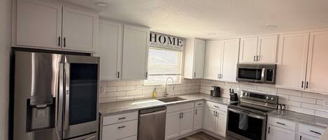 Kjøleskap, mikrobølgeovn, ovn og kokeplater