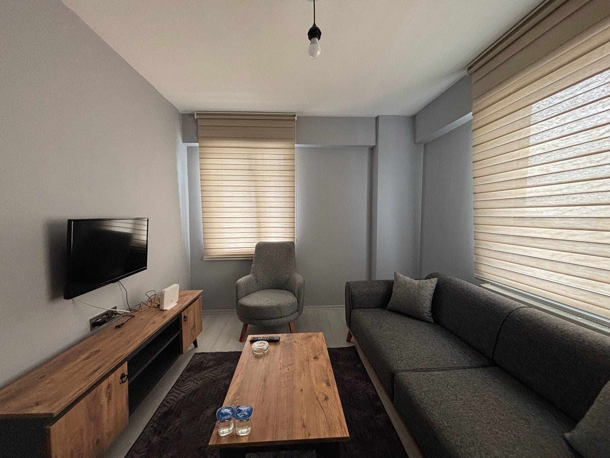 Familie appartement, balkon, uitzicht op stad | Woonruimte | Een 32-inch televisie met satellietzenders
