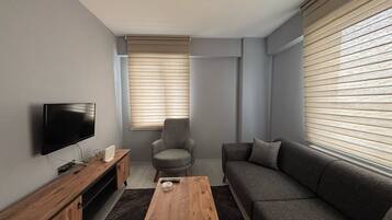 Familie appartement, balkon, uitzicht op stad | Woonruimte | Een 32-inch televisie met satellietzenders