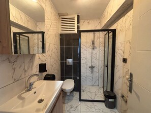 Appart'hôtel Familial, balcon, vue ville | Salle de bain