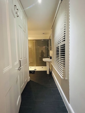 Quarto casal luxo, vista para o jardim | Banheiro | Secador de cabelo, toalhas de banho, sabonete, shampoo