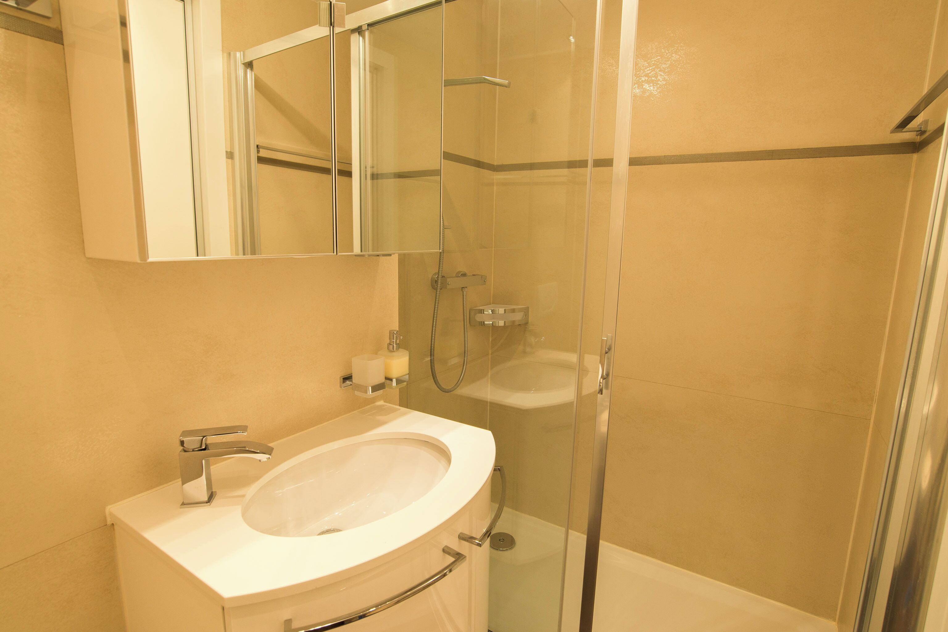 Haartrockner, Handtücher, Seife, Toilettenpapier