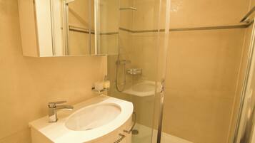 Haartrockner, Handtücher, Seife, Toilettenpapier