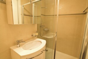 Séchoir à cheveux, serviettes fournies, savon, papier de toilette