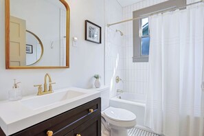 Secadora de cabello, toallas, jabón, papel de baño 