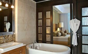 Jetted tub, hair dryer, towels, soap - Grand Luxxe Two Bedroom Spa Suite in Playa Del Carmen with WiFi, AC (Playa Del Carmen)