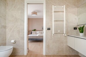 Shower, hair dryer, bidet, towels
