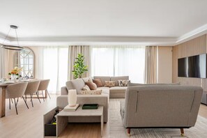 Smart TV, books - Stylish 3-bedroom townhome with Garden, Fiumicino (Piana del Sole)